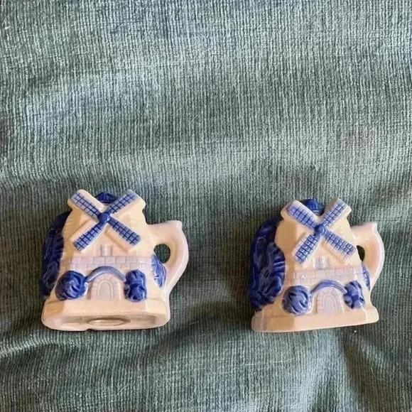 Delft Salt and Pepper Shakers - Picture 1 of 5